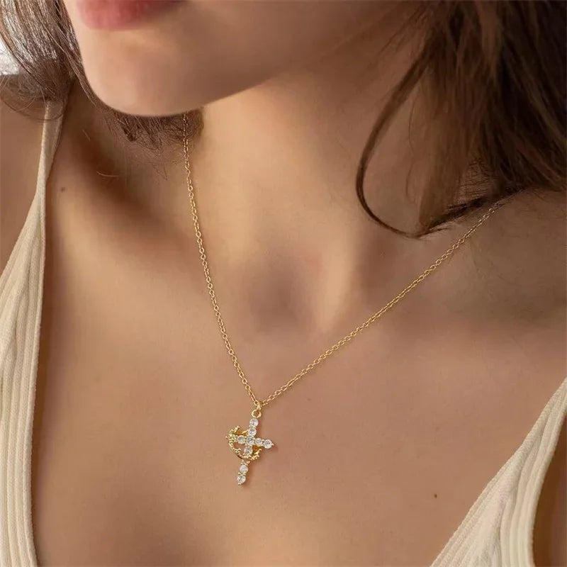 Naszyjnik z Obrotowym Krzyżem i Koroną - Elegancka Biżuteria ze Stali Nierdzewnej